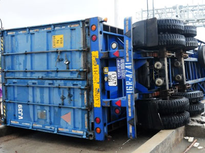 Xe container lật giữa quốc lộ, hàng tấn bánh bị hỏng