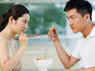 Anh buông lời nhận xét: "Con gái gì mà mặt như cái bánh đa có vừng vậy em?"
