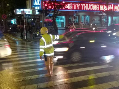 CSGT quần ống thấp, ống cao trên phố Hà Nội gây chú ý
