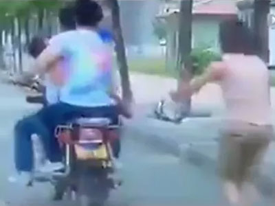 Kinh hoàng những chiêu thức bắt cóc trẻ em giữa ban ngày ngay trên tay cha mẹ