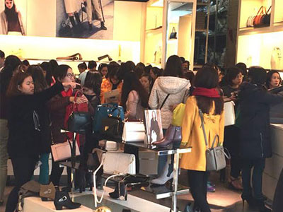 Nháo nhào, chen chúc mua hàng rẻ một nửa ngày Black Friday