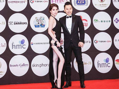 Nổ đom đóm mắt với đầm xẻ "lộ nguyên lườn" của Ngọc Trinh