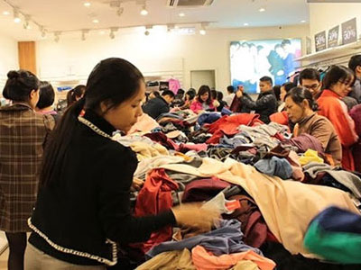 Cận cảnh mua sắm tại chuỗi cửa hàng đông khách nhất Hà Nội ngày Black Friday