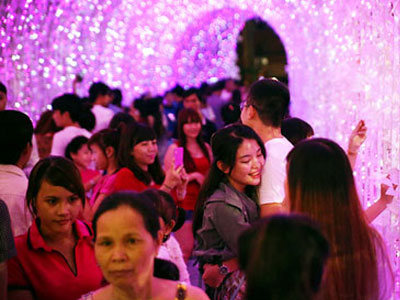 Hàng nghìn người đổ xô về Aeon Mall Bình Dương tham dự Lễ hội ánh sáng Nhật