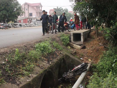 Tá hỏa phát hiện thi thể cô gái trẻ dưới mương nước