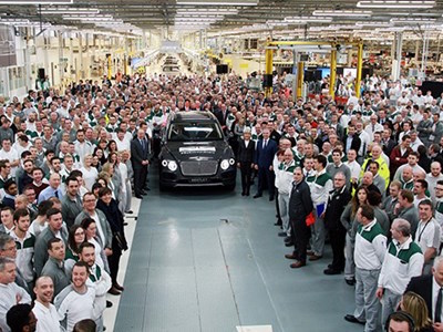 Thủ tướng Anh đến xem SUV siêu sang Bentley Bentayga xuất xưởng