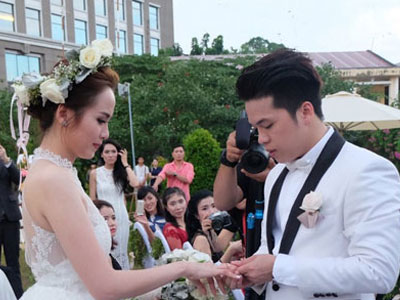 Vợ chồng Diễm Hương khóc trao nhẫn cưới cho nhau dưới mưa