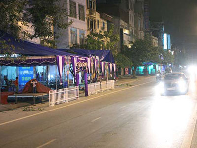 Ảnh: Dựng rạp đám cưới, biến đường thành... sân ở Hà Nội