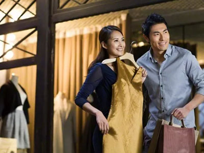 Nửa đêm, chồng em dậy mặc trộm váy bầu của vợ
