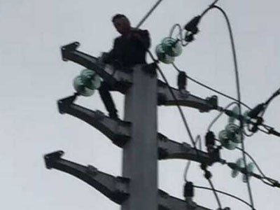Trèo lên cột điện ngồi sau khi cãi nhau với bạn gái