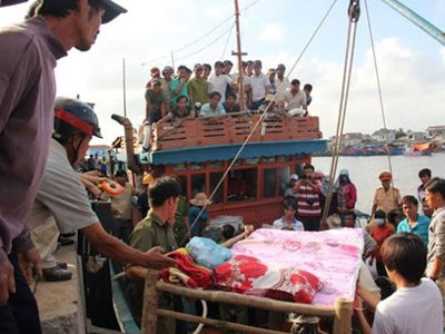 Đau đớn đón thi thể thuyền viên bị bắn ở Trường Sa về đất liền
