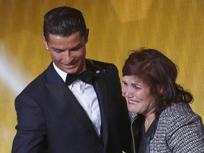 Mẹ của Ronaldo muốn con trai chuyển tới MU