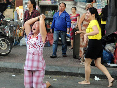Quỳ lạy giữa đường vì tài sản cháy rụi ở Sài Gòn
