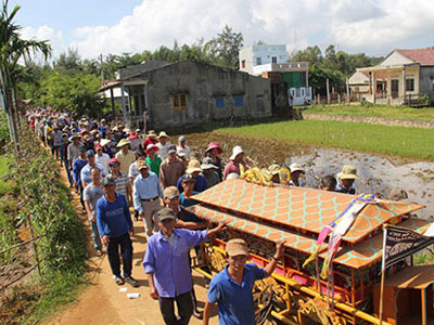 Hàng nghìn người tiễn đưa ngư dân bị bắn chết trên biển