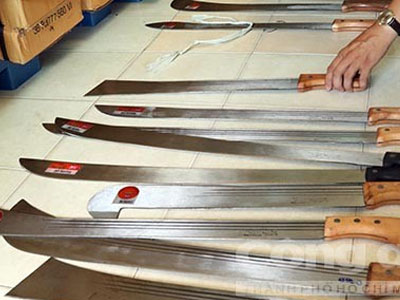 Hơn 2.000 cây mã tấu trong cửa hàng nông cụ ở Cần Thơ