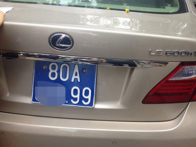 Lexus LS600 bị tạm giữ vì nghi đeo biển xanh giả