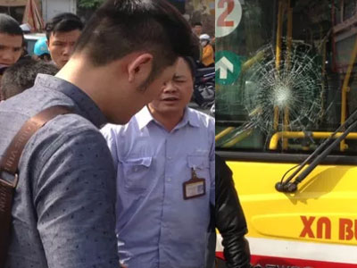 Thanh niên “cứng” chặn xe, dùng mũ bảo hiểm đập vỡ kính xe buýt