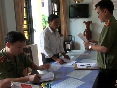 Chủ tịch xã khai nhiều tuổi hơn mẹ để nhận huân chương