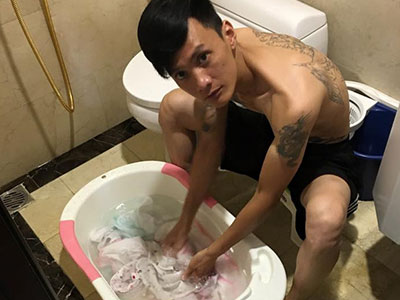 Chuyện gã chồng xăm trổ, thích cởi trần của "bà trùm" chân dài Hà Nội