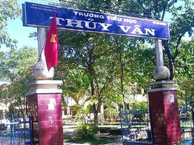 Cô giáo tiểu học bị đánh ghen ngay trong lớp học