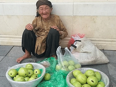 Cụ già 89 tuổi bán ổi và sự thật thà khiến nhiều người thẹn thùng