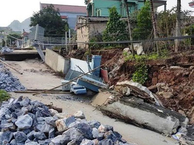 Hàng chục mét đường sụt, nhà nghiêng trong đêm