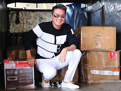 Mr. Đàm mua 13 kiện hàng từ Mỹ về trang trí Giáng sinh