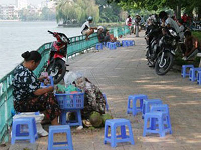 Trà đá bờ hồ: Hồi môn con gái Camry lái về nhà chồng