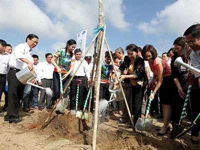 Vinamilk cùng quỹ 1 triệu cây xanh trồng cây tại khu di tích đường Hồ Chí Minh và trao tặng sữa tại Bến Tre