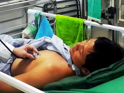 Bị ngộ độc nặng khi nhờ thầy lang đắp thuốc chữa rắn cắn