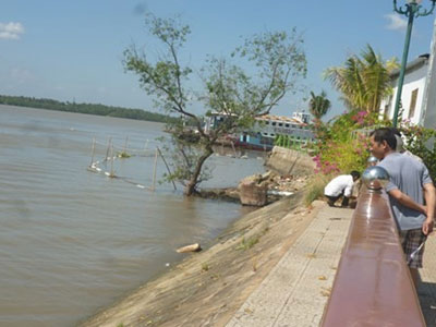 Cô gái mặc váy cưới nhảy sông Hàm Luông tự vẫn