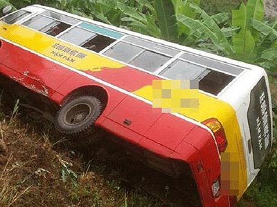 Sơn La: 20 học sinh bị thương vì xe bus lao xuống vực