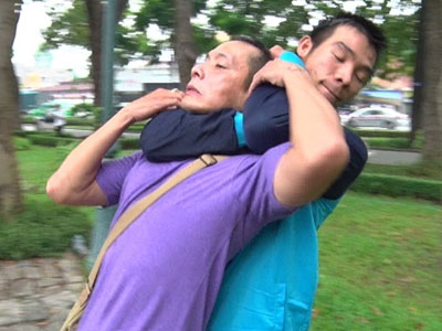 Tư thế thoát hiểm khi bị siết chặt cổ từ phía sau