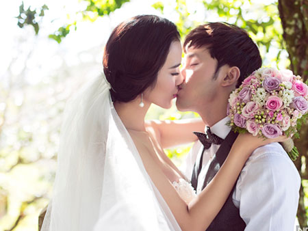 Ưng Hoàng Phúc - Kim Cương hôn say đắm trong ảnh cưới
