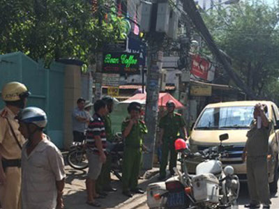 Nổ 3 phát súng trấn áp tài xế xe khách tông trung tá công an