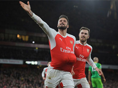 Arsenal thắng Sunderland khi Giroud ghi bàn cho cả hai đội