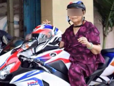 Bà cụ đi xe phân khối lớn "gây náo loạn" đường phố