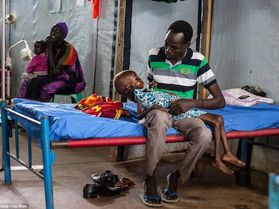 Em bé Sudan khiến thế giới nghẹn lòng nhớ lại bức ảnh "kền kền chờ đợi"