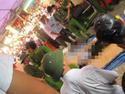 Hãi hùng phát hiện người đàn ông bị dao cắm ngập ngực trên đê