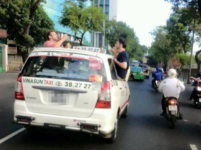 3 ông Tây nhậu trên… nóc taxi gây náo động đường phố Sài Gòn