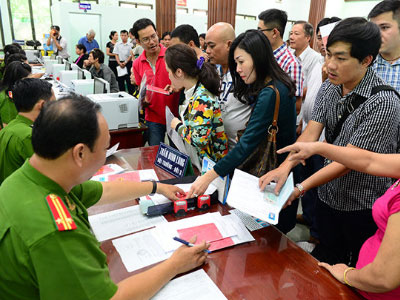 Đông nghẹt người đi làm chứng minh nhân dân 12 số
