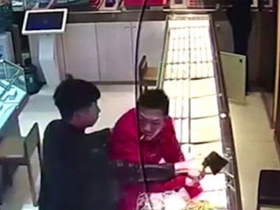 Giây phút nghẹt thở khi chàng trai liều mạng bắt kẻ cướp cửa hàng vàng