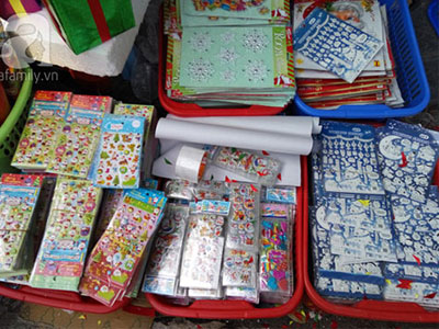 Miếng dán trang trí Noel chứa chất gây vô sinh, ung thư bán tràn lan tại Hà Nội
