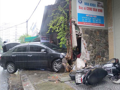 Ô tô đưa trẻ con đi học bất ngờ lao thẳng vào nhà dân