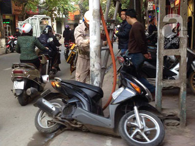 Hà Nội: “Bay” như phim hành động vào vỉa hè, hai cô gái nguy kịch