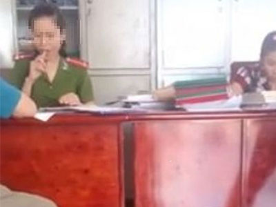 Nữ công an phường ngậm kẹo mút trong lúc tiếp dân gây xôn xao ở Sài Gòn