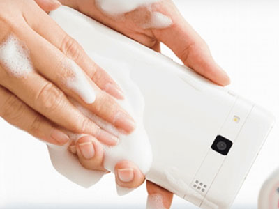 Smartphone có thể… rửa bằng xà phòng