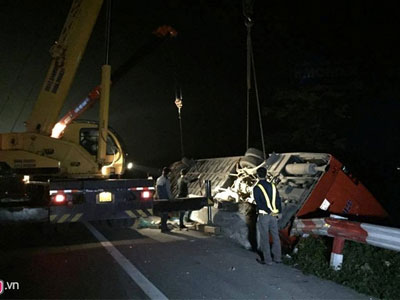 Tai nạn thảm khốc: Ô tô khách đâm xe tải trên cao tốc Pháp Vân, 19 người thương vong