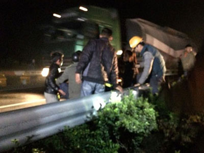 Tai nạn trên cao tốc Pháp Vân: 1 nhân viên cứu hộ ngã xuống đường, phải đi cấp cứu