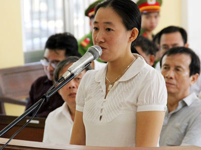 500 công nhân ký đơn xin giảm tội cho nữ phó giám đốc